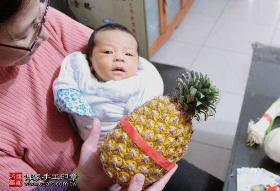 剃胎毛、滿月剃頭、嬰兒剃頭、嬰兒理髮、嬰兒剃髮、嬰兒剃胎毛、嬰兒滿月剃頭、寶寶剃頭、剃胎毛儀式、剃胎毛吉祥話、滿月剃頭儀式、滿月剃頭吉祥話、寶寶剃胎毛、寶寶滿月剃頭理髮、 新北三重區剃胎毛、新北三重區滿月剃頭、 新北三重區嬰兒剃頭剃胎毛、新北三重區嬰兒理髮、新北三重區嬰兒剃髮、吳寶寶(新北三重區到府嬰兒寶寶滿月剃頭理髮、免費到府嬰兒剃胎毛儀式吉祥話)。到府剃頭剃胎毛主持、專業拍照、DVD光碟、證書。★購買「臍帶章、肚臍章、胎毛筆刷印章」贈送：剃頭、收涎、抓周，三選一。2016.01.10 照片14